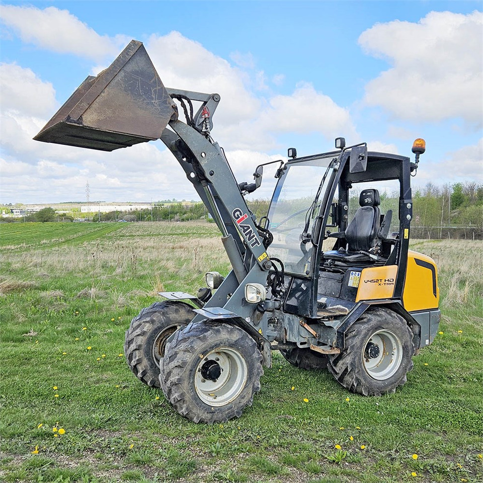 Giant V452T X-TRA HD - Utovarivač na kotačima: slika Giant V452T X-TRA HD - Utovarivač na kotačima Giant V452T X-TRA HD - Utovarivač na kotačima: slika Giant V452T X-TRA HD - Utovarivač na kotačima