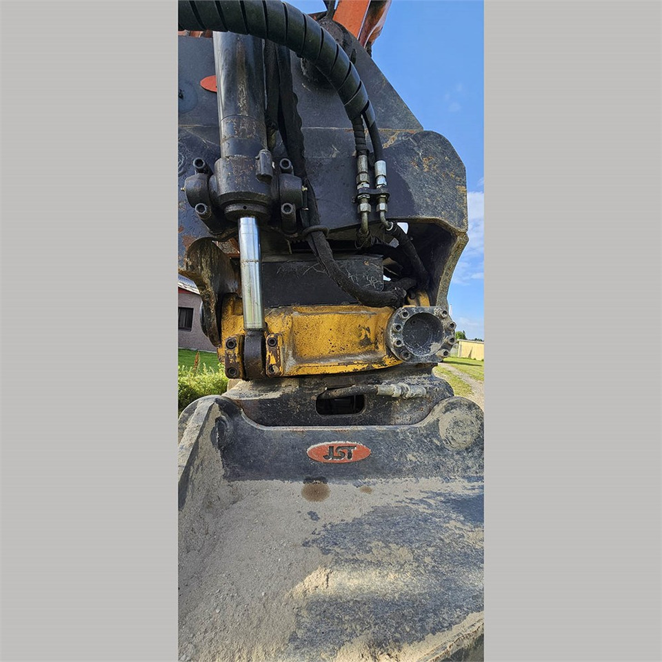 Zakup Hitachi ZX 225 Hitachi ZX 225: slika Zakup Hitachi ZX 225 Hitachi ZX 225