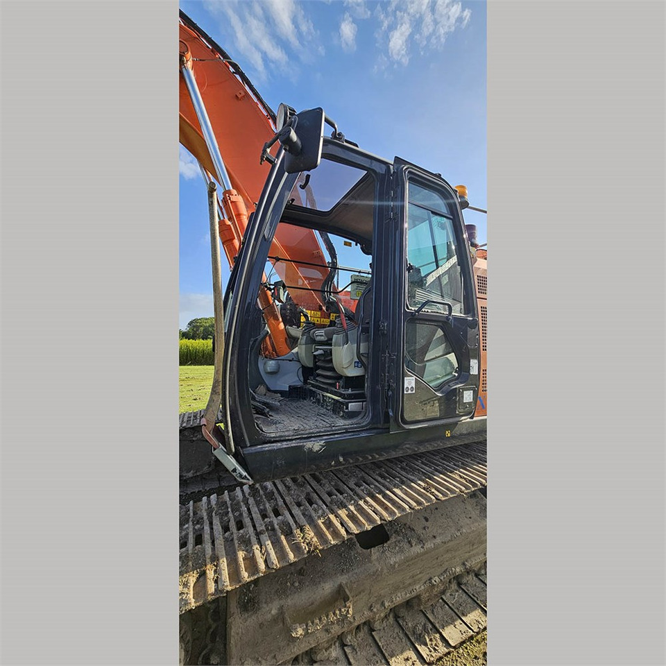 Zakup Hitachi ZX 225 Hitachi ZX 225: slika Zakup Hitachi ZX 225 Hitachi ZX 225