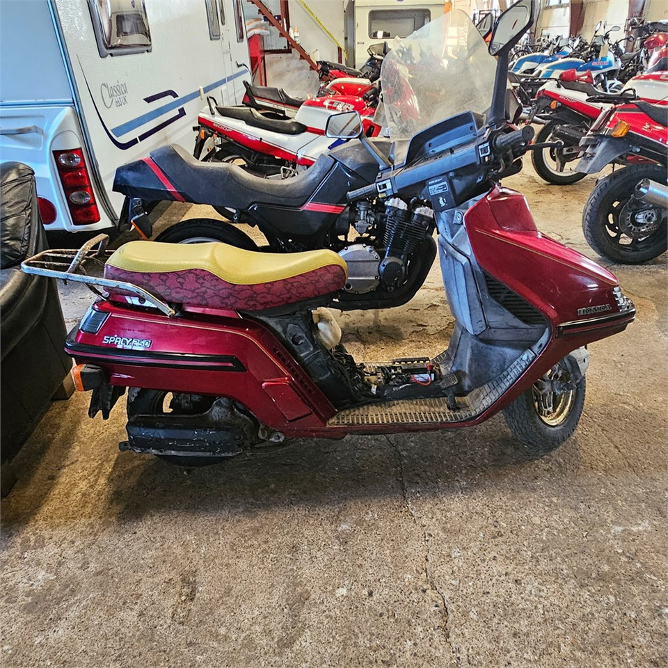 Honda 250 Spacy - Motocikl: slika Honda 250 Spacy - Motocikl Honda 250 Spacy - Motocikl: slika Honda 250 Spacy - Motocikl