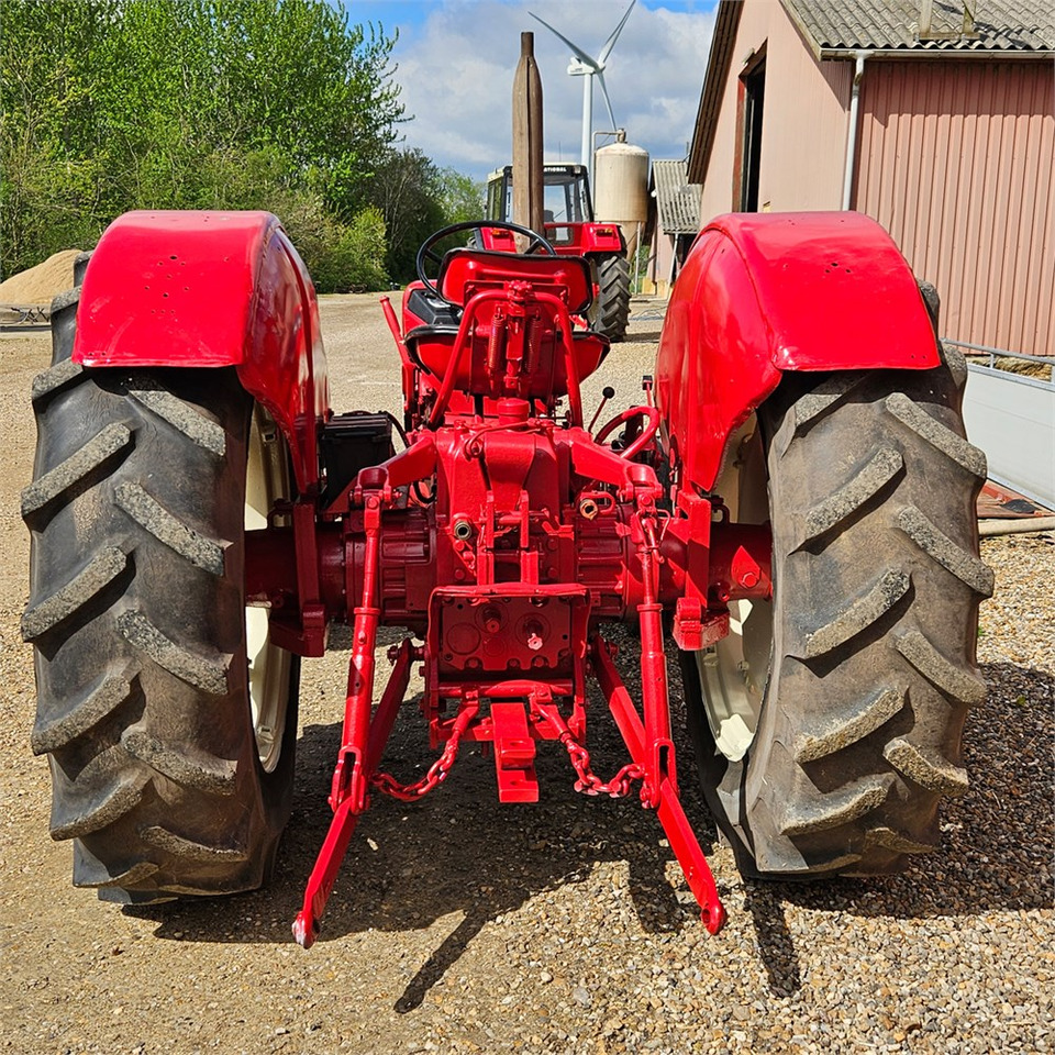 IH 824 - Traktor: slika IH 824 - Traktor IH 824 - Traktor: slika IH 824 - Traktor