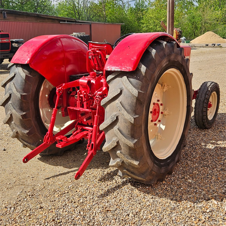 IH 824 - Traktor: slika IH 824 - Traktor IH 824 - Traktor: slika IH 824 - Traktor