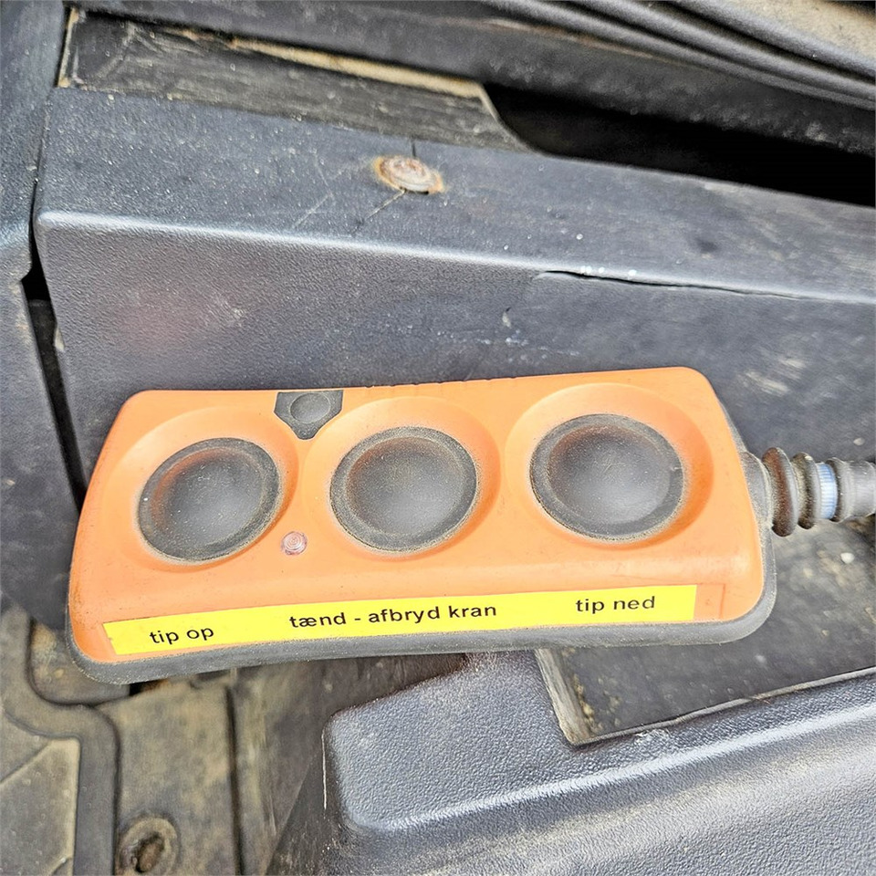 Kiper, Kamion s kranom Iveco Eurocargo 120E25: slika Kiper, Kamion s kranom Iveco Eurocargo 120E25