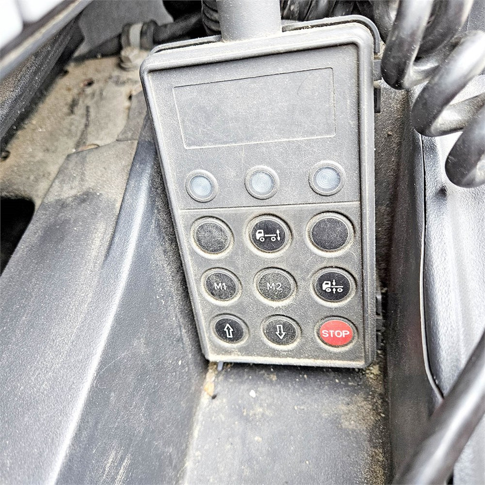 Kiper, Kamion s kranom Iveco Eurocargo 120E25: slika Kiper, Kamion s kranom Iveco Eurocargo 120E25