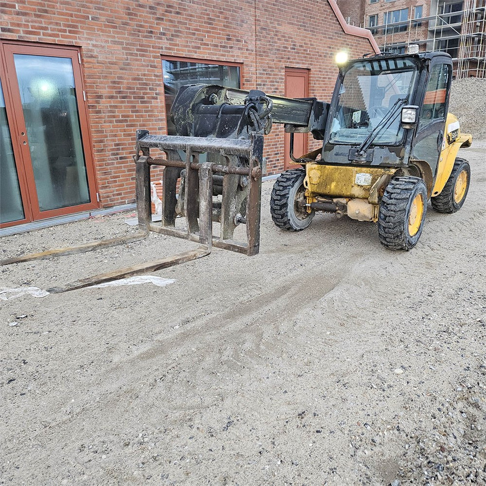 JCB 520-40 - Teleskopski rukovatelj: slika JCB 520-40 - Teleskopski rukovatelj JCB 520-40 - Teleskopski rukovatelj: slika JCB 520-40 - Teleskopski rukovatelj