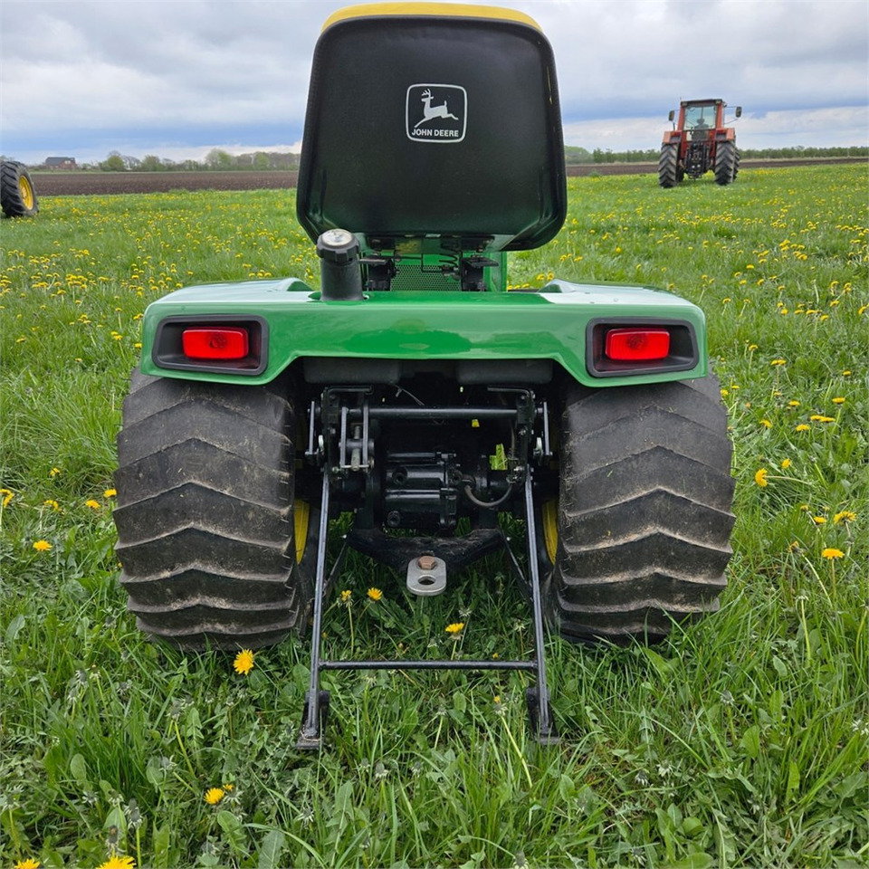 John Deere 318 - Općinski traktor: slika John Deere 318 - Općinski traktor John Deere 318 - Općinski traktor: slika John Deere 318 - Općinski traktor