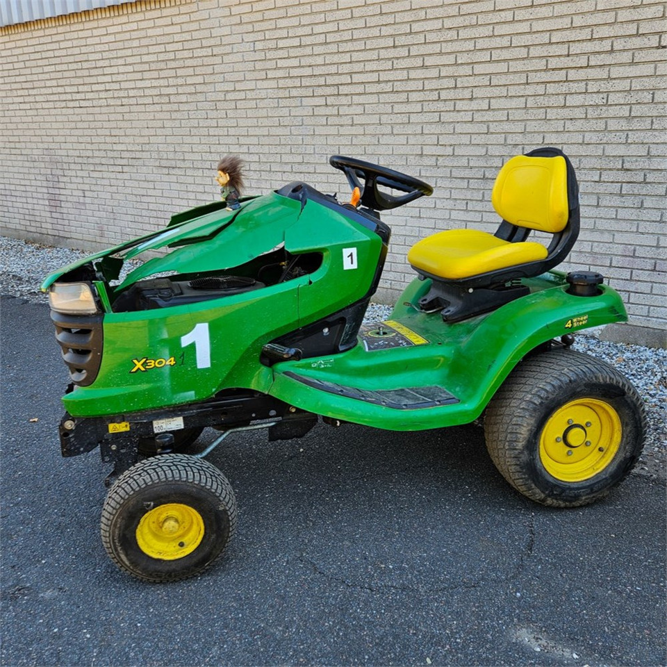 John Deere X304 - Vrtna kosilica: slika John Deere X304 - Vrtna kosilica John Deere X304 - Vrtna kosilica: slika John Deere X304 - Vrtna kosilica