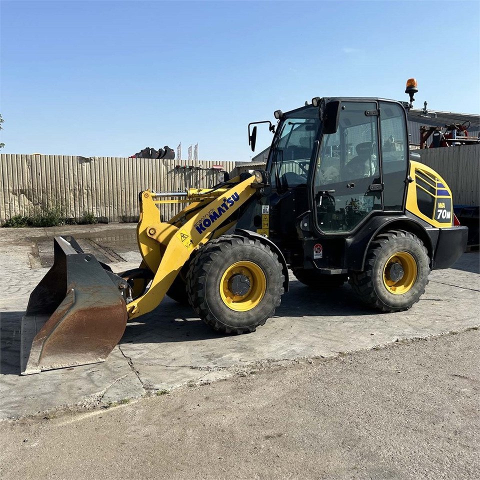 Komatsu WA70M - Utovarivač na kotačima: slika Komatsu WA70M - Utovarivač na kotačima Komatsu WA70M - Utovarivač na kotačima: slika Komatsu WA70M - Utovarivač na kotačima