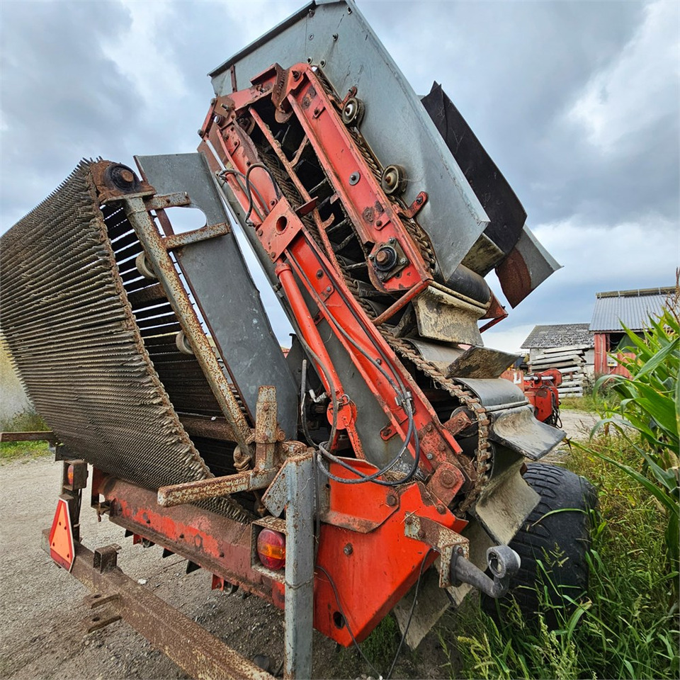 Kverneland UN 2200 - Kombajn za krumpir: slika Kverneland UN 2200 - Kombajn za krumpir Kverneland UN 2200 - Kombajn za krumpir: slika Kverneland UN 2200 - Kombajn za krumpir