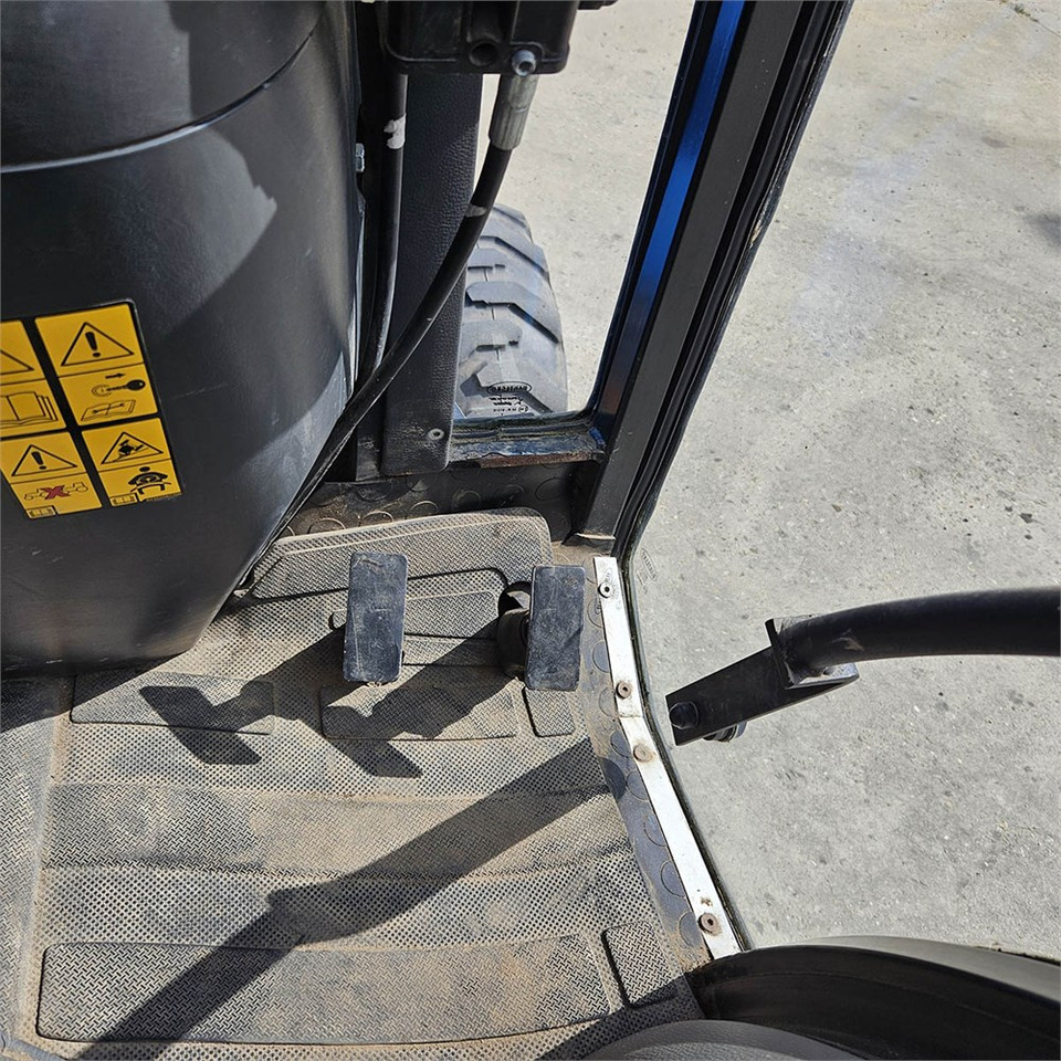Općinski traktor LS Mtron Ls J27HST: slika Općinski traktor LS Mtron Ls J27HST
