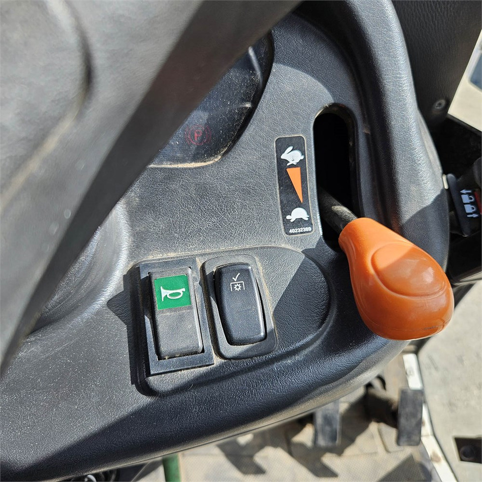 Općinski traktor LS Mtron Ls J27HST: slika Općinski traktor LS Mtron Ls J27HST
