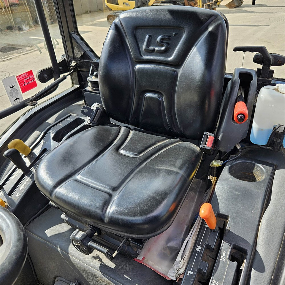 Općinski traktor LS Mtron Ls J27HST: slika Općinski traktor LS Mtron Ls J27HST