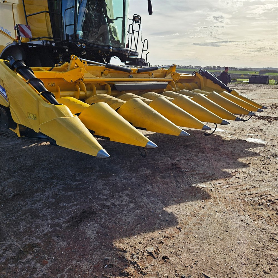 New Holland F8 - Kombajn: slika New Holland F8 - Kombajn New Holland F8 - Kombajn: slika New Holland F8 - Kombajn