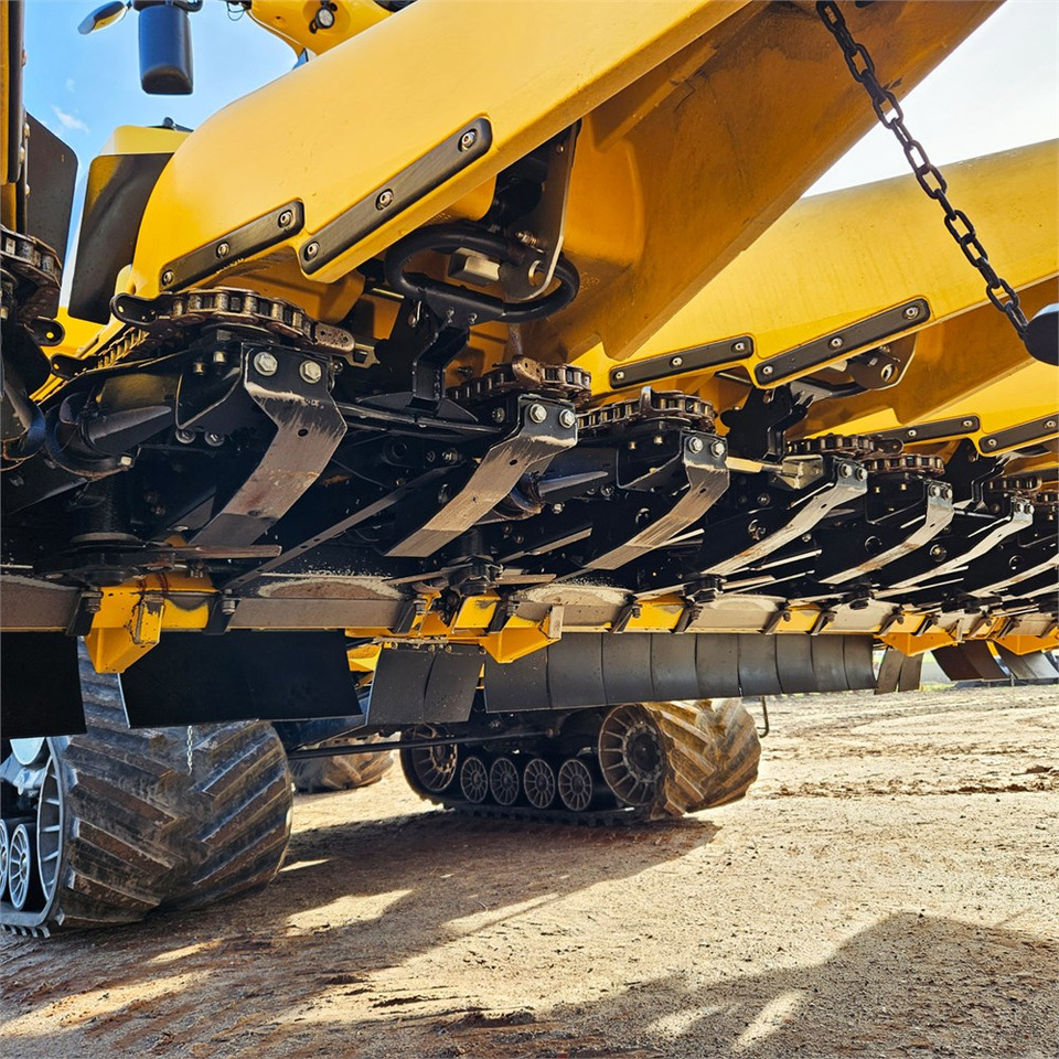 New Holland F8 - Kombajn: slika New Holland F8 - Kombajn New Holland F8 - Kombajn: slika New Holland F8 - Kombajn