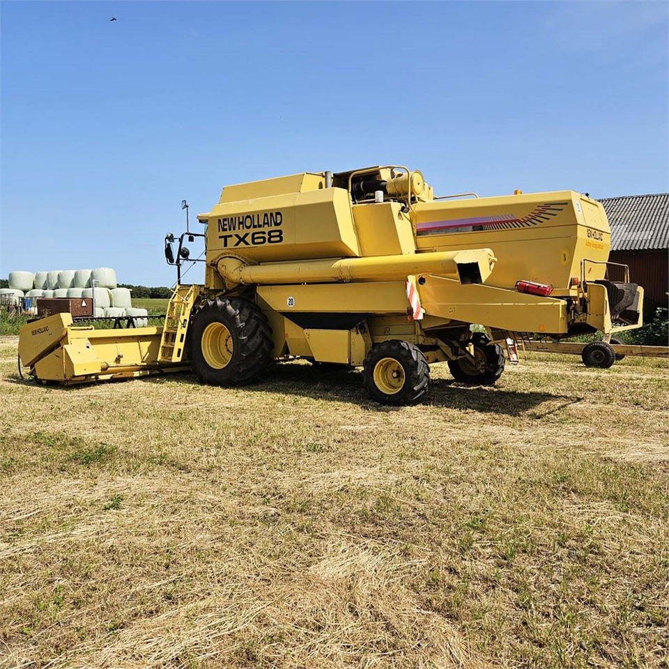 New Holland TX68 - Kombajn: slika New Holland TX68 - Kombajn New Holland TX68 - Kombajn: slika New Holland TX68 - Kombajn