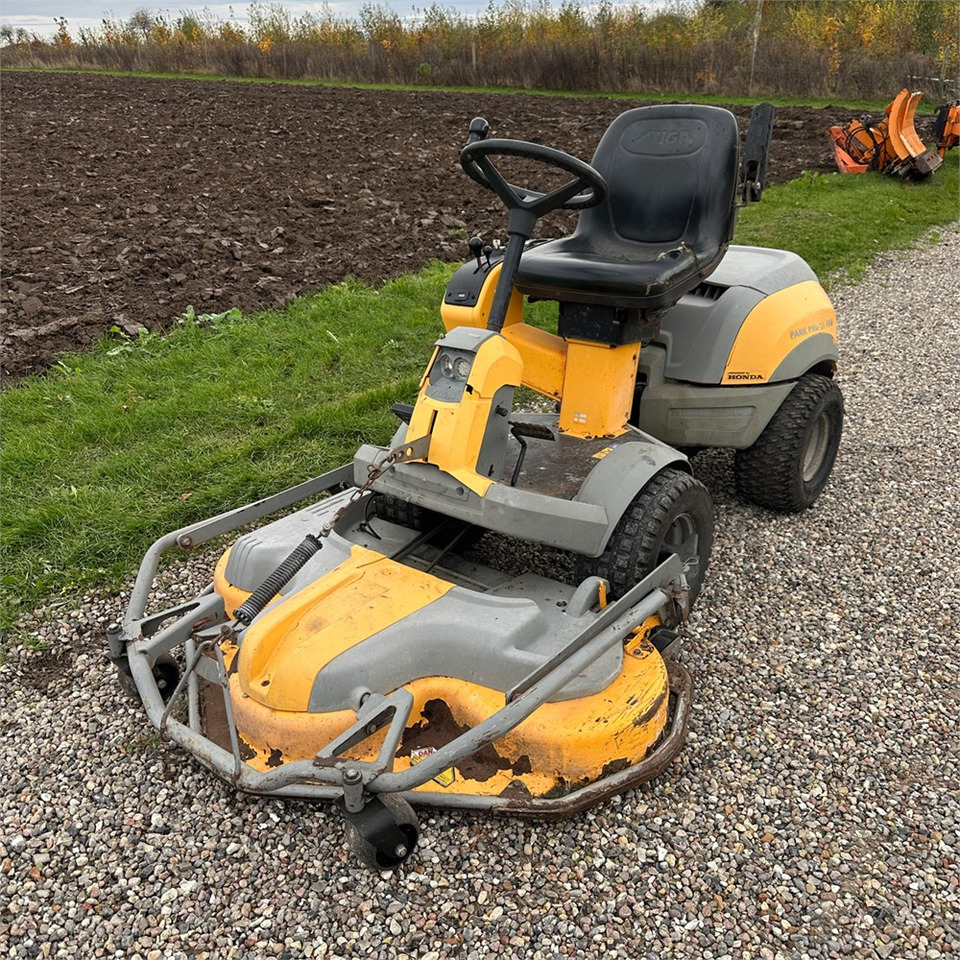 Stiga P901 Parkpro 25 4WD - Vrtna kosilica: slika Stiga P901 Parkpro 25 4WD - Vrtna kosilica Stiga P901 Parkpro 25 4WD - Vrtna kosilica: slika Stiga P901 Parkpro 25 4WD - Vrtna kosilica