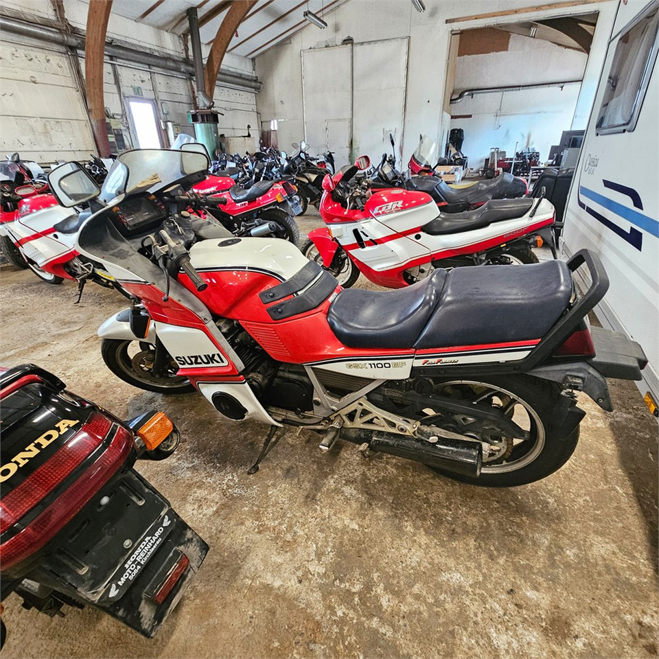 Suzuki GSX1100EF - Motocikl: slika Suzuki GSX1100EF - Motocikl Suzuki GSX1100EF - Motocikl: slika Suzuki GSX1100EF - Motocikl