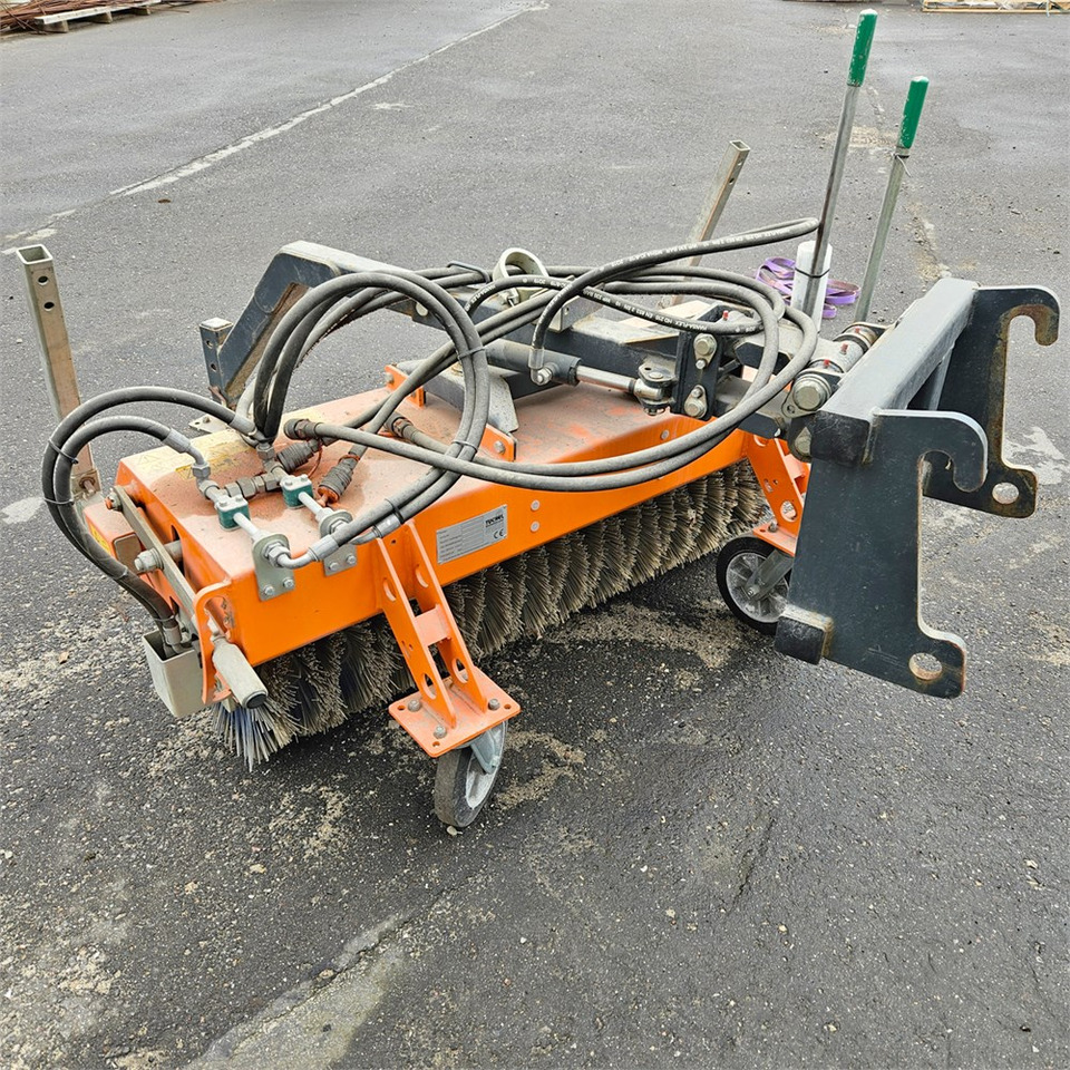 Tuchel Plus 590 - 135 - Metla: slika Tuchel Plus 590 - 135 - Metla Tuchel Plus 590 - 135 - Metla: slika Tuchel Plus 590 - 135 - Metla