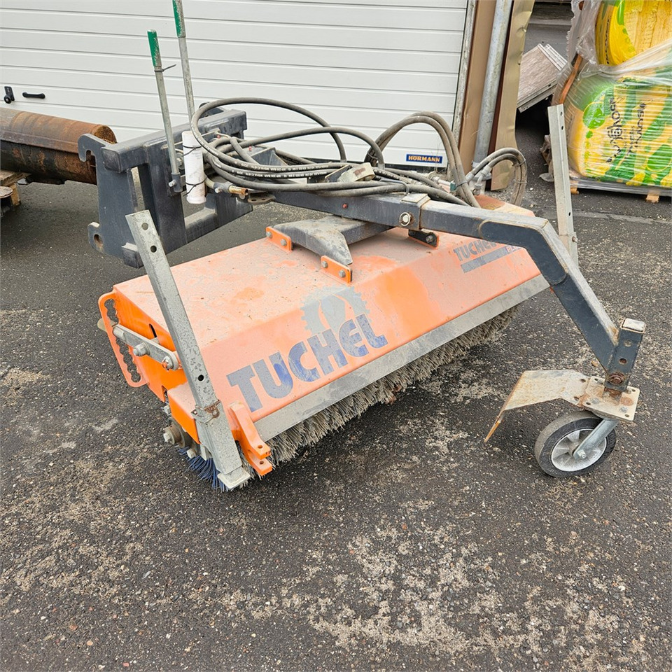 Tuchel Plus 590 - 135 - Metla: slika Tuchel Plus 590 - 135 - Metla Tuchel Plus 590 - 135 - Metla: slika Tuchel Plus 590 - 135 - Metla
