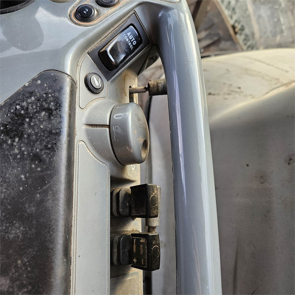 Zakup Valtra S322 Valtra S322: slika Zakup Valtra S322 Valtra S322