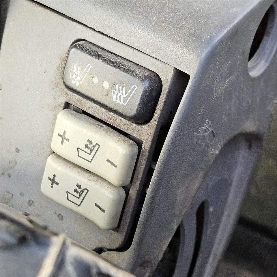 Zakup Valtra S322 Valtra S322: slika Zakup Valtra S322 Valtra S322