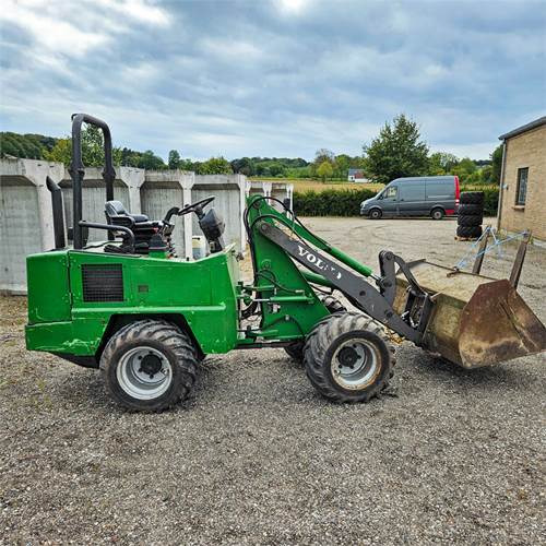 Volvo ZL302C - Utovarivač na kotačima: slika Volvo ZL302C - Utovarivač na kotačima Volvo ZL302C - Utovarivač na kotačima: slika Volvo ZL302C - Utovarivač na kotačima