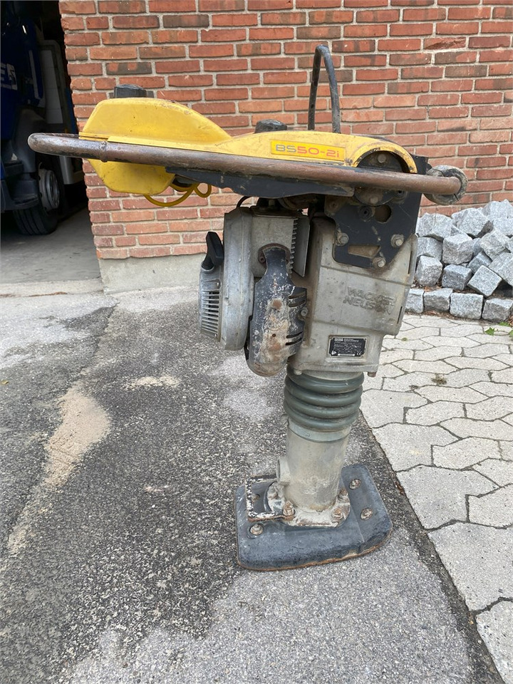 Wacker Neuson Rammer BS 50 - 2i - Nabijač: slika Wacker Neuson Rammer BS 50 - 2i - Nabijač Wacker Neuson Rammer BS 50 - 2i - Nabijač: slika Wacker Neuson Rammer BS 50 - 2i - Nabijač