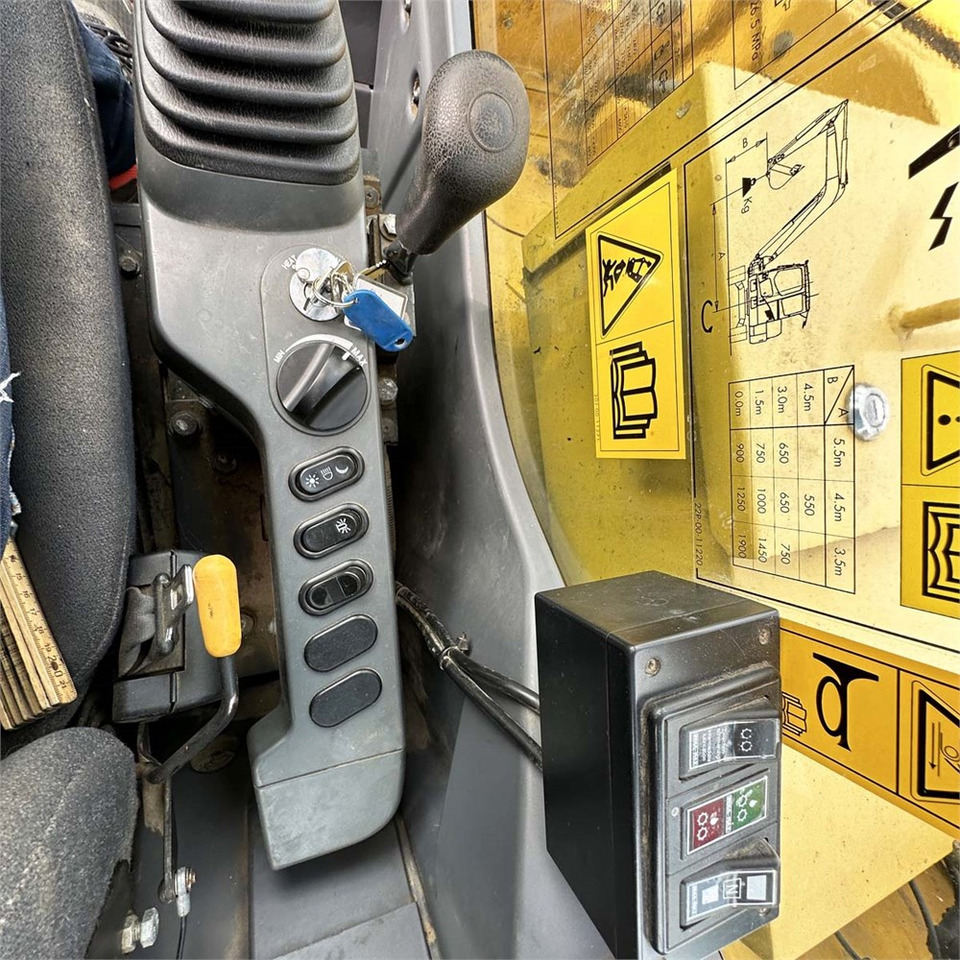 Mini bager Yanmar VIO80-1A: slika Mini bager Yanmar VIO80-1A