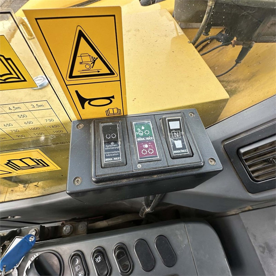 Mini bager Yanmar VIO80-1A: slika Mini bager Yanmar VIO80-1A