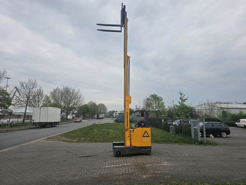 Jungheinrich ETVQ20 - Regalni viličar: slika Jungheinrich ETVQ20 - Regalni viličar Jungheinrich ETVQ20 - Regalni viličar: slika Jungheinrich ETVQ20 - Regalni viličar