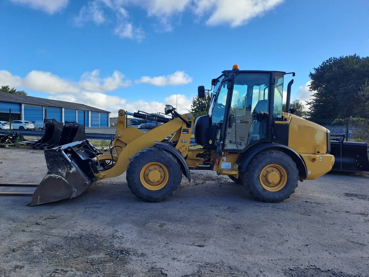 CAT 906M - Utovarivač na kotačima: slika CAT 906M - Utovarivač na kotačima CAT 906M - Utovarivač na kotačima: slika CAT 906M - Utovarivač na kotačima
