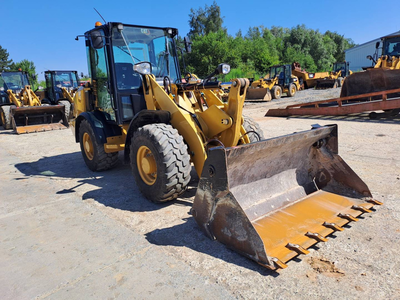 CAT 906M - Utovarivač na kotačima: slika CAT 906M - Utovarivač na kotačima CAT 906M - Utovarivač na kotačima: slika CAT 906M - Utovarivač na kotačima