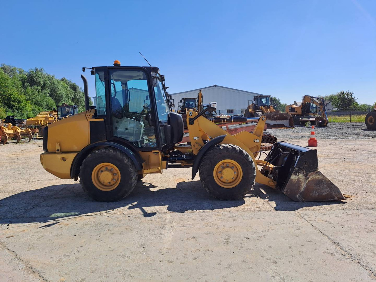 CAT 906M - Utovarivač na kotačima: slika CAT 906M - Utovarivač na kotačima CAT 906M - Utovarivač na kotačima: slika CAT 906M - Utovarivač na kotačima