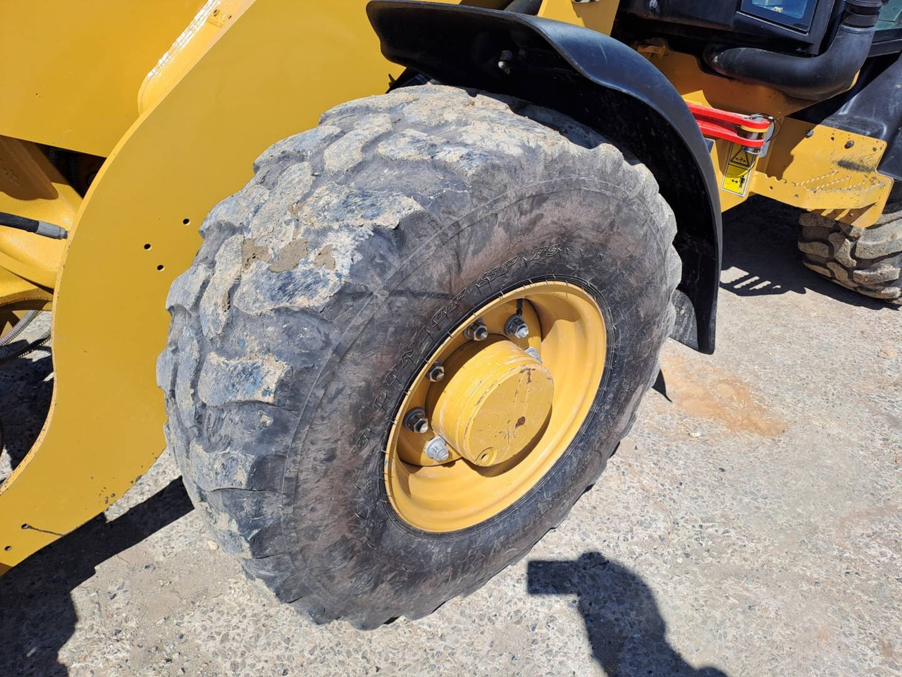 Zakup CAT 906M CAT 906M: slika Zakup CAT 906M CAT 906M
