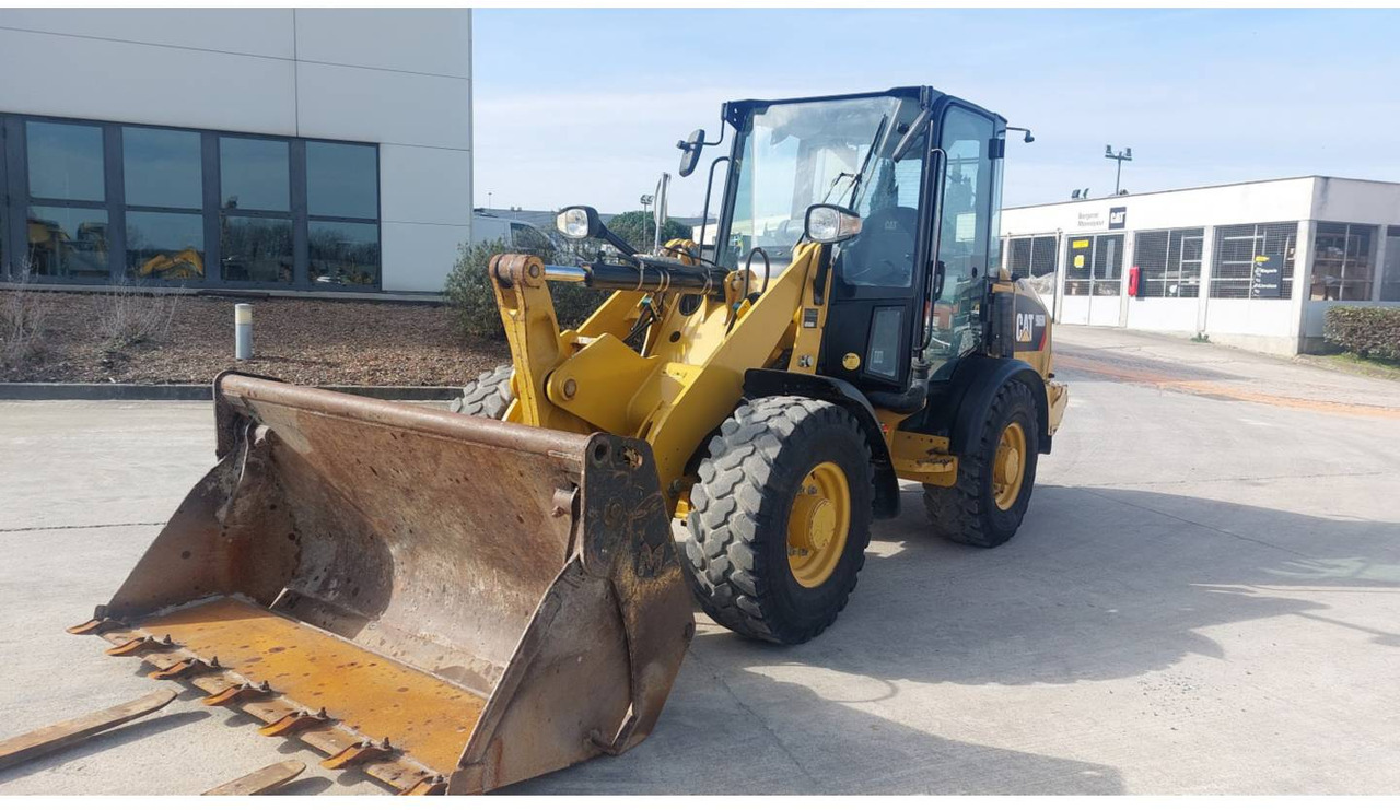 CAT 906M - Utovarivač na kotačima: slika CAT 906M - Utovarivač na kotačima CAT 906M - Utovarivač na kotačima: slika CAT 906M - Utovarivač na kotačima