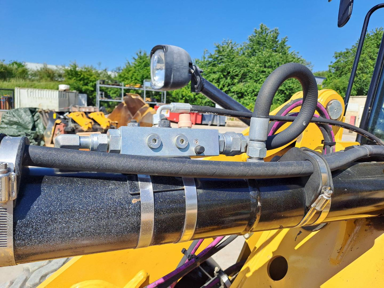 Zakup CAT 906M CAT 906M: slika Zakup CAT 906M CAT 906M