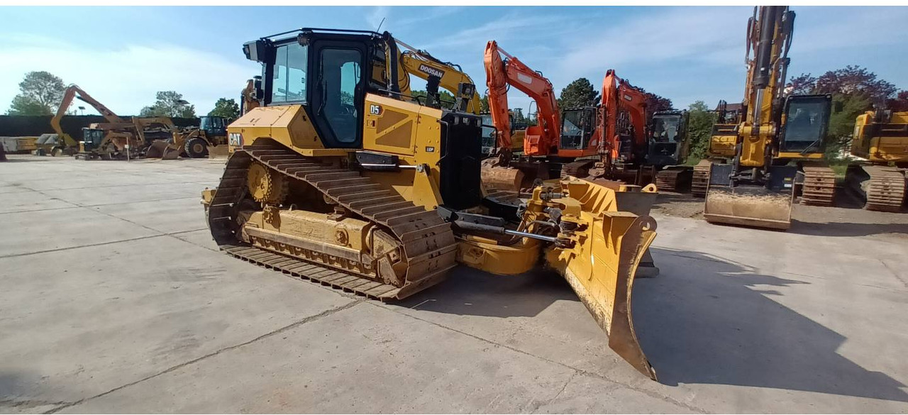 CAT D5 - Buldožer: slika CAT D5 - Buldožer CAT D5 - Buldožer: slika CAT D5 - Buldožer
