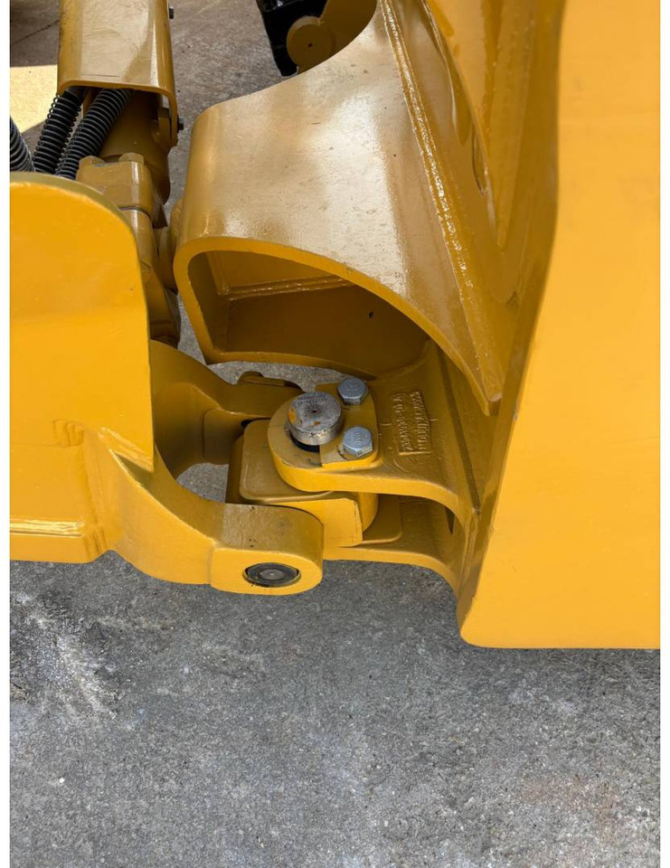 Buldožer CAT D8T: slika Buldožer CAT D8T