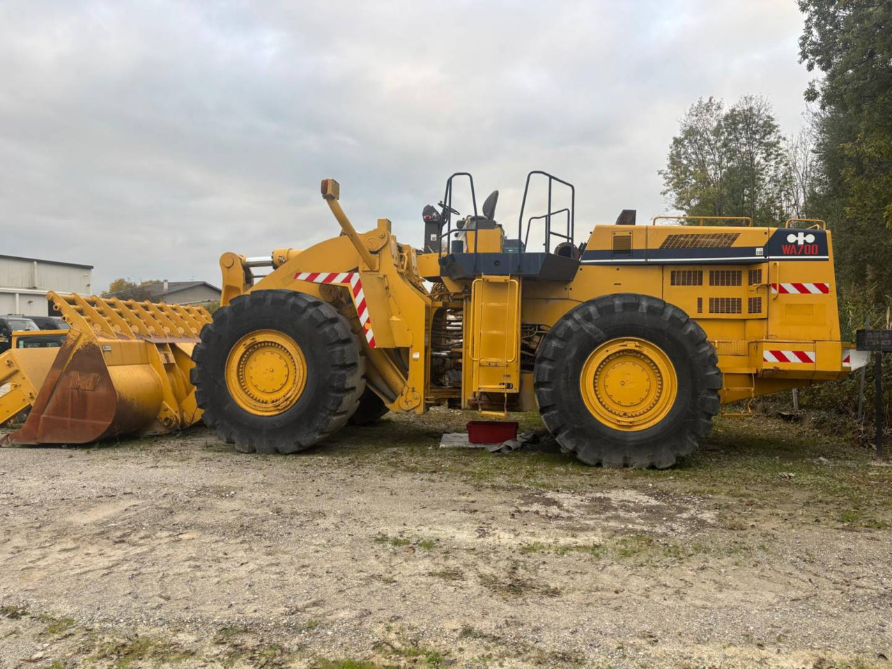 KOMATSU WA700 - Utovarivač na kotačima: slika KOMATSU WA700 - Utovarivač na kotačima KOMATSU WA700 - Utovarivač na kotačima: slika KOMATSU WA700 - Utovarivač na kotačima