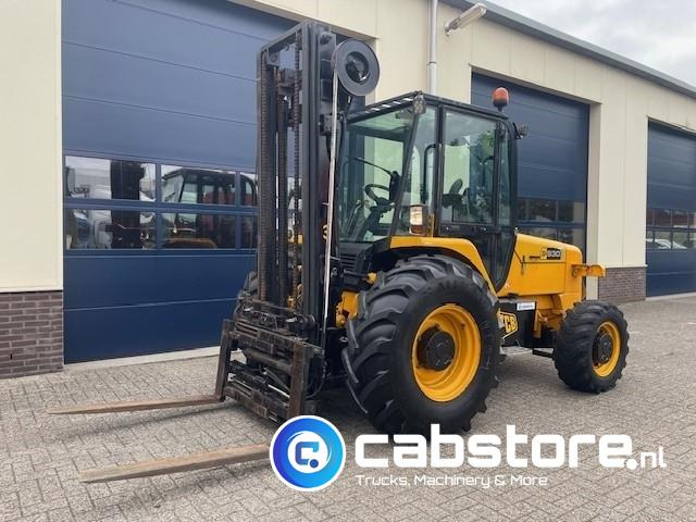 JCB 930 Off-Road forklift - Ruwterrein heftruck -Bouwjaar 2008 - 4x4 - 4WD - Side shift - Vorkverstelling - 550 cm hefhoogte - Viličar za teške terene: slika JCB 930 Off-Road forklift - Ruwterrein heftruck -Bouwjaar 2008 - 4x4 - 4WD - Side shift - Vorkverstelling - 550 cm hefhoogte - Viličar za teške terene JCB 930 Off-Road forklift - Ruwterrein heftruck -Bouwjaar 2008 - 4x4 - 4WD - Side shift - Vorkverstelling - 550 cm hefhoogte - Viličar za teške terene: slika JCB 930 Off-Road forklift - Ruwterrein heftruck -Bouwjaar 2008 - 4x4 - 4WD - Side shift - Vorkverstelling - 550 cm hefhoogte - Viličar za teške terene