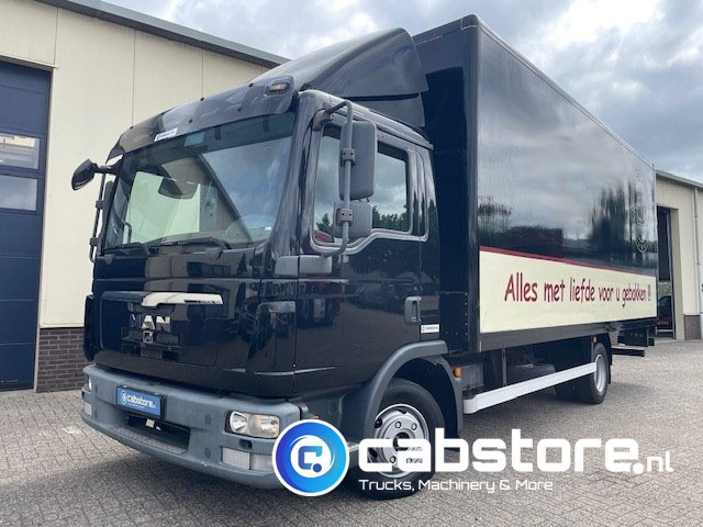 MAN TGL 8.180 4X2 BB Euro 5 - Handgeschakelde versnellingsbak - Laadklep - Bouwjaar 2010 - 3 zitplaatsen - Kamion sandučar: slika MAN TGL 8.180 4X2 BB Euro 5 - Handgeschakelde versnellingsbak - Laadklep - Bouwjaar 2010 - 3 zitplaatsen - Kamion sandučar MAN TGL 8.180 4X2 BB Euro 5 - Handgeschakelde versnellingsbak - Laadklep - Bouwjaar 2010 - 3 zitplaatsen - Kamion sandučar: slika MAN TGL 8.180 4X2 BB Euro 5 - Handgeschakelde versnellingsbak - Laadklep - Bouwjaar 2010 - 3 zitplaatsen - Kamion sandučar