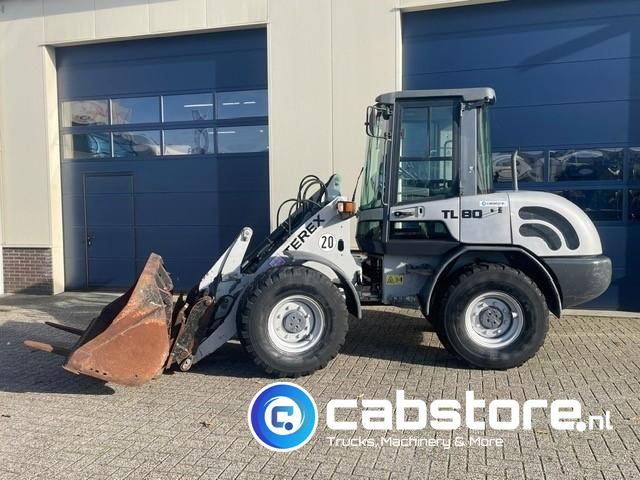 Terex TL 80 Wiellader - Bouwjaar 2008 - Urenstand 7490 - Palletvorken + Laadschop - Deutz Diesel - Utovarivač na kotačima: slika Terex TL 80 Wiellader - Bouwjaar 2008 - Urenstand 7490 - Palletvorken + Laadschop - Deutz Diesel - Utovarivač na kotačima Terex TL 80 Wiellader - Bouwjaar 2008 - Urenstand 7490 - Palletvorken + Laadschop - Deutz Diesel - Utovarivač na kotačima: slika Terex TL 80 Wiellader - Bouwjaar 2008 - Urenstand 7490 - Palletvorken + Laadschop - Deutz Diesel - Utovarivač na kotačima