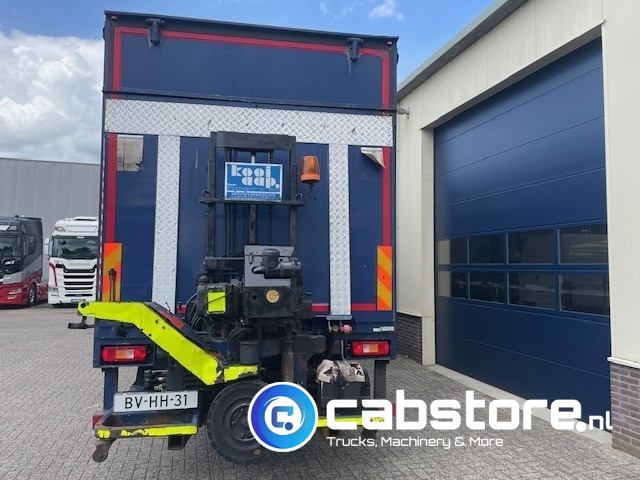 Volvo FM9 4X2R FAL9.0 RAD-A4 Volvo FM300 4x2 Euro 5 bakwagen - Schuifzeilen - Laadklep 2000 kg - Bouwjaar 2008 - Kooi-Aap heftruck - Kamion sandučar: slika Volvo FM9 4X2R FAL9.0 RAD-A4 Volvo FM300 4x2 Euro 5 bakwagen - Schuifzeilen - Laadklep 2000 kg - Bouwjaar 2008 - Kooi-Aap heftruck - Kamion sandučar Volvo FM9 4X2R FAL9.0 RAD-A4 Volvo FM300 4x2 Euro 5 bakwagen - Schuifzeilen - Laadklep 2000 kg - Bouwjaar 2008 - Kooi-Aap heftruck - Kamion sandučar: slika Volvo FM9 4X2R FAL9.0 RAD-A4 Volvo FM300 4x2 Euro 5 bakwagen - Schuifzeilen - Laadklep 2000 kg - Bouwjaar 2008 - Kooi-Aap heftruck - Kamion sandučar