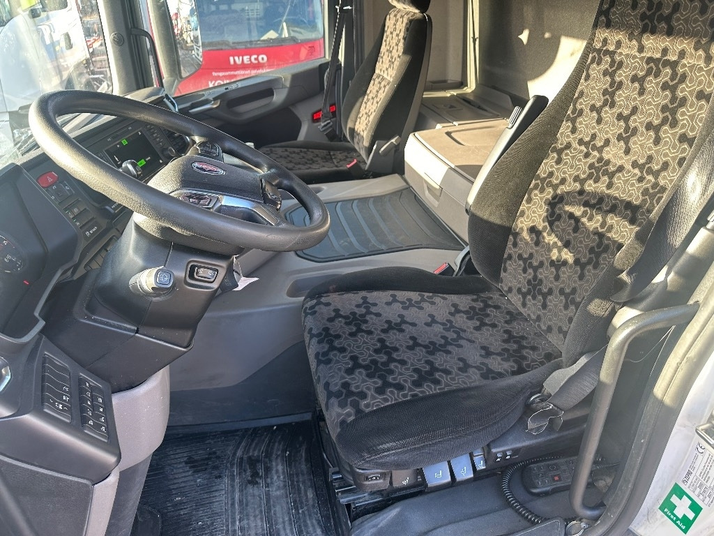 Kamion sandučar Scania P250: slika Kamion sandučar Scania P250