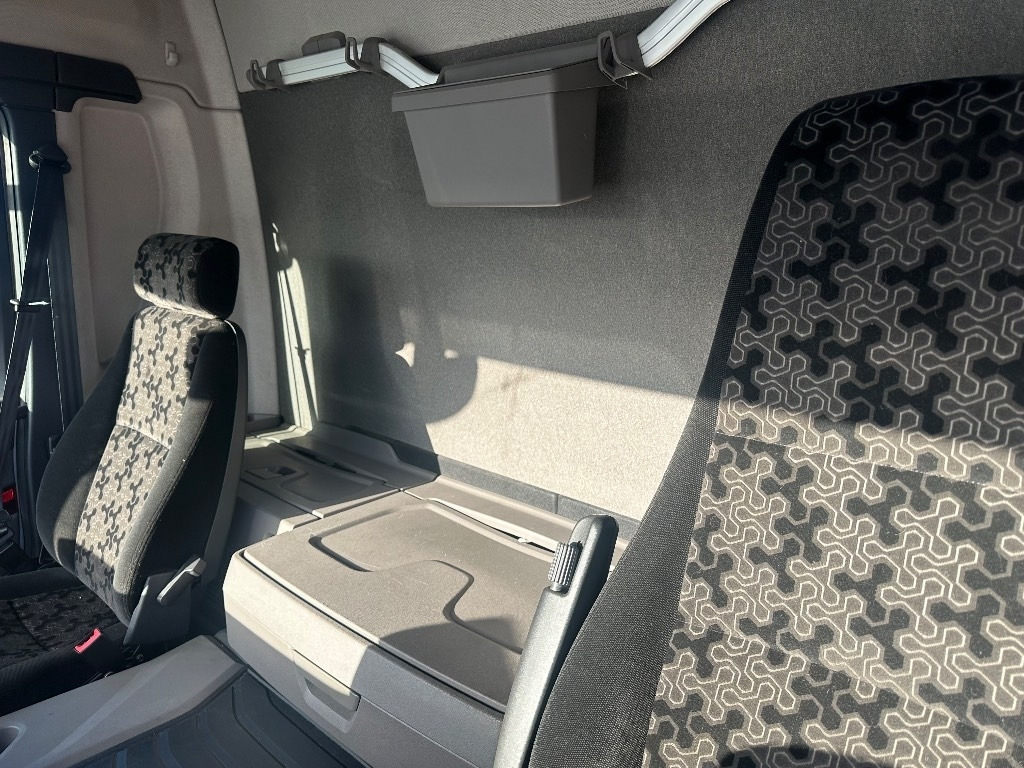 Kamion sandučar Scania P250: slika Kamion sandučar Scania P250