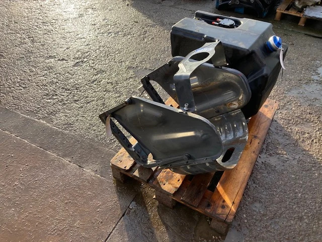 Scania Adblue tankbeslag - AdBlue spremnik za Kamion: slika Scania Adblue tankbeslag - AdBlue spremnik za Kamion Scania Adblue tankbeslag - AdBlue spremnik za Kamion: slika Scania Adblue tankbeslag - AdBlue spremnik za Kamion