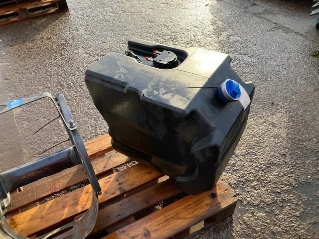 Scania Reductant tank – Scania 2875486 - AdBlue spremnik za Kamion: slika Scania Reductant tank – Scania 2875486 - AdBlue spremnik za Kamion Scania Reductant tank – Scania 2875486 - AdBlue spremnik za Kamion: slika Scania Reductant tank – Scania 2875486 - AdBlue spremnik za Kamion