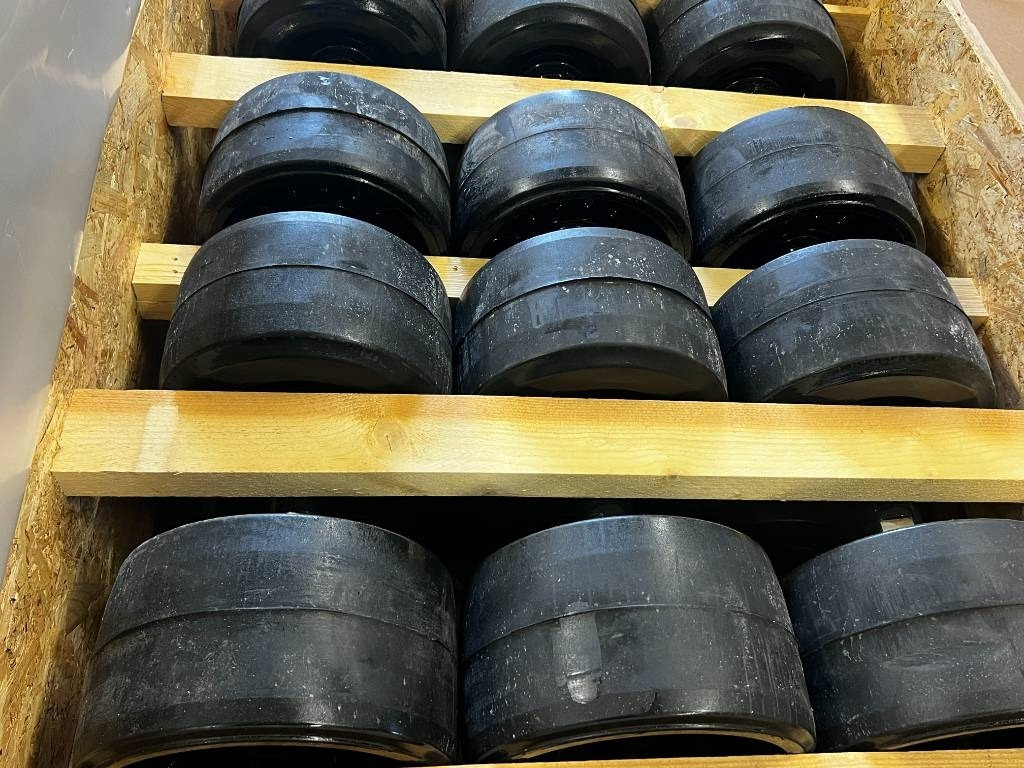 CNH Track rollers for tracks - CNH - Quadtrac/Steiger - Guma za Poljoprivredni strojevi: slika CNH Track rollers for tracks - CNH - Quadtrac/Steiger - Guma za Poljoprivredni strojevi CNH Track rollers for tracks - CNH - Quadtrac/Steiger - Guma za Poljoprivredni strojevi: slika CNH Track rollers for tracks - CNH - Quadtrac/Steiger - Guma za Poljoprivredni strojevi