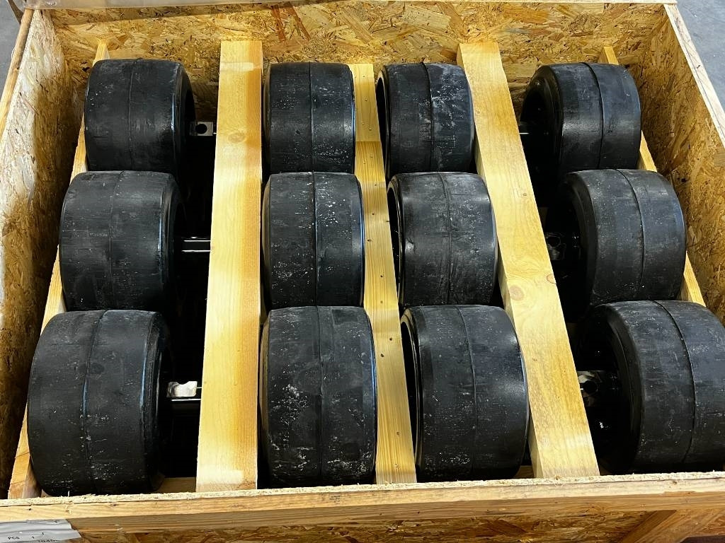 CNH Track rollers for tracks - CNH - Quadtrac/Steiger - Guma za Poljoprivredni strojevi: slika CNH Track rollers for tracks - CNH - Quadtrac/Steiger - Guma za Poljoprivredni strojevi CNH Track rollers for tracks - CNH - Quadtrac/Steiger - Guma za Poljoprivredni strojevi: slika CNH Track rollers for tracks - CNH - Quadtrac/Steiger - Guma za Poljoprivredni strojevi