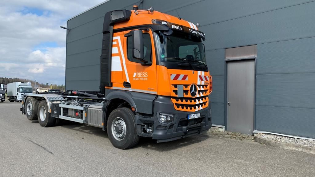 Mercedes-Benz Arocs 2551 L Abrollkipper mit HAD, gelenkter lif - Kamion: slika Mercedes-Benz Arocs 2551 L Abrollkipper mit HAD, gelenkter lif - Kamion Mercedes-Benz Arocs 2551 L Abrollkipper mit HAD, gelenkter lif - Kamion: slika Mercedes-Benz Arocs 2551 L Abrollkipper mit HAD, gelenkter lif - Kamion